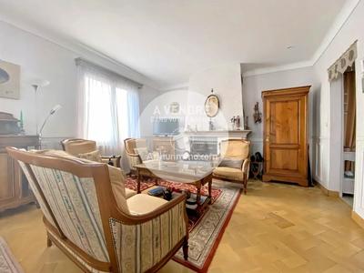 Maison - 180 m² - 8 pièces