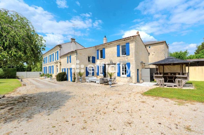 Maison - 310 m² - 11 pièces