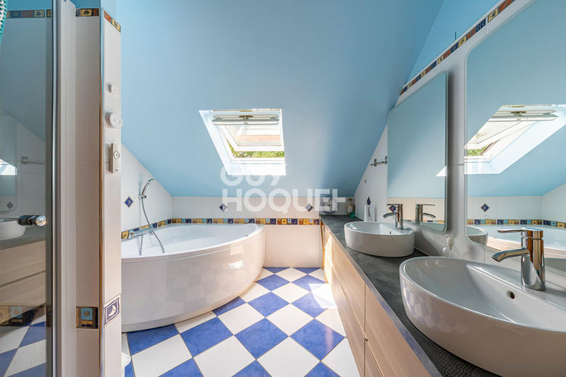 Maison - 238 m² - 8 pièces