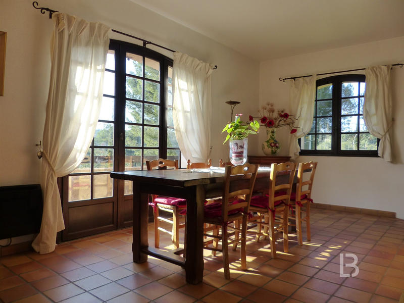 Maison - 222 m² - 7 pièces