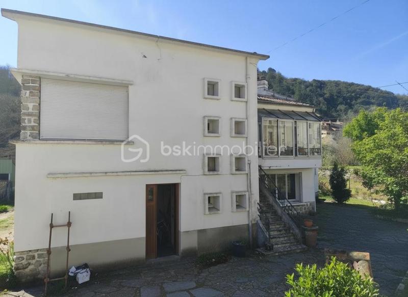 Maison traditionnelle - 200 m² - 10 pièces