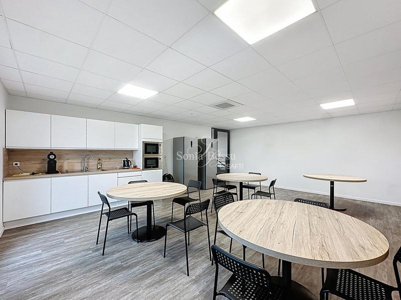 Local commercial - 2 400 m² - 20 pièces