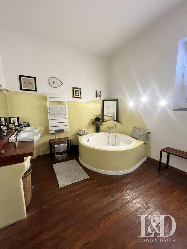 Maison - 323 m² - 10 pièces