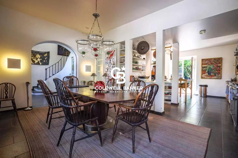 Propriété - 950 m² - 20 pièces