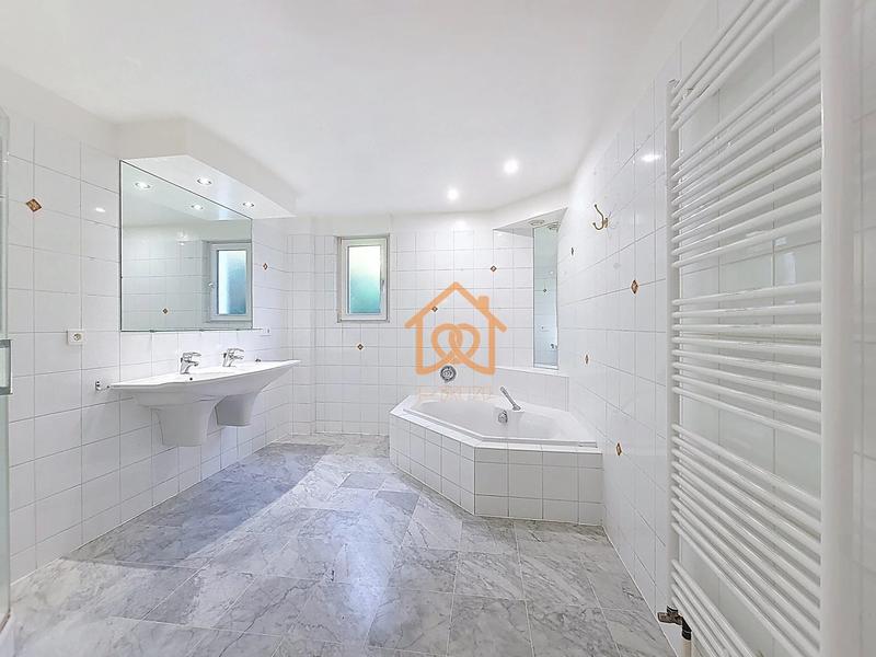 Villa - 245 m² - 7 pièces