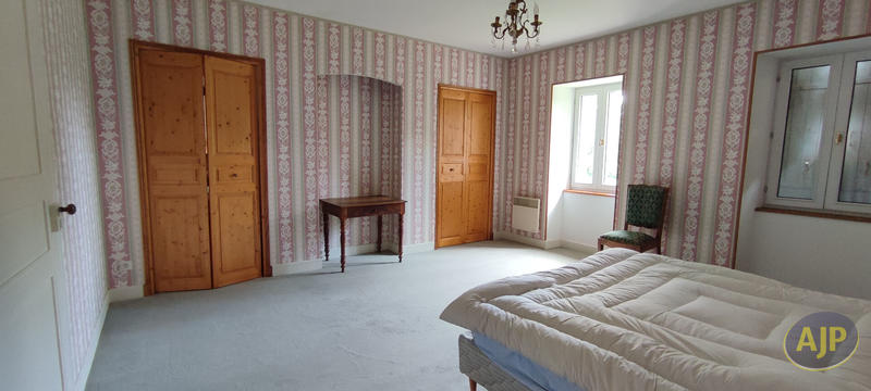 Maison - 318 m² - 9 pièces