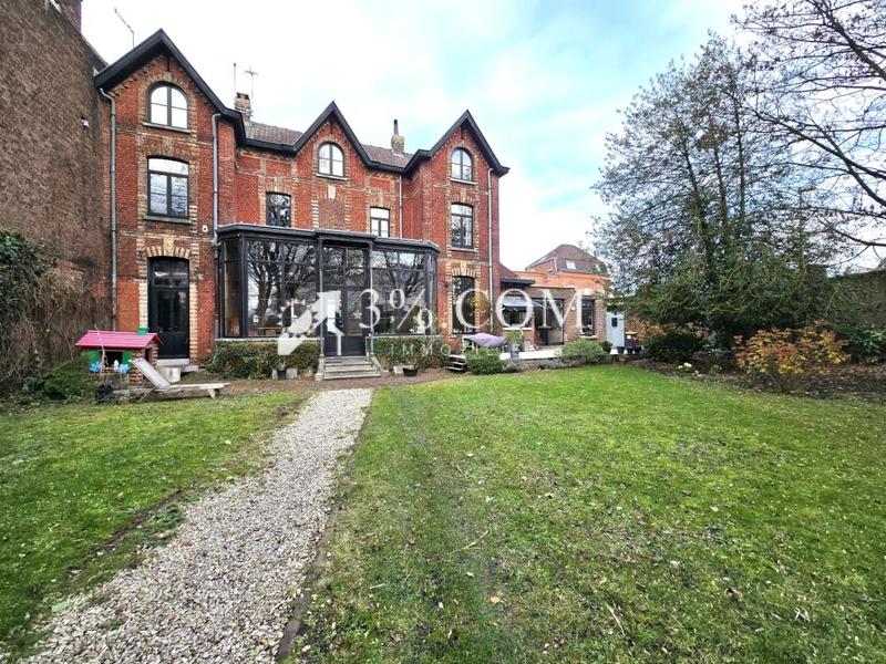 Propriété - 250 m² - 9 pièces