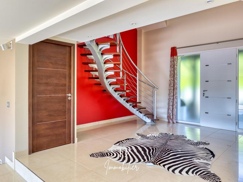 Maison - 270 m² - 9 pièces