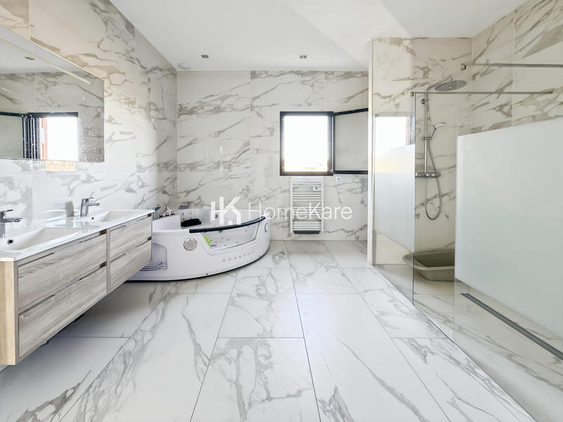 Maison - 224 m² - 6 pièces