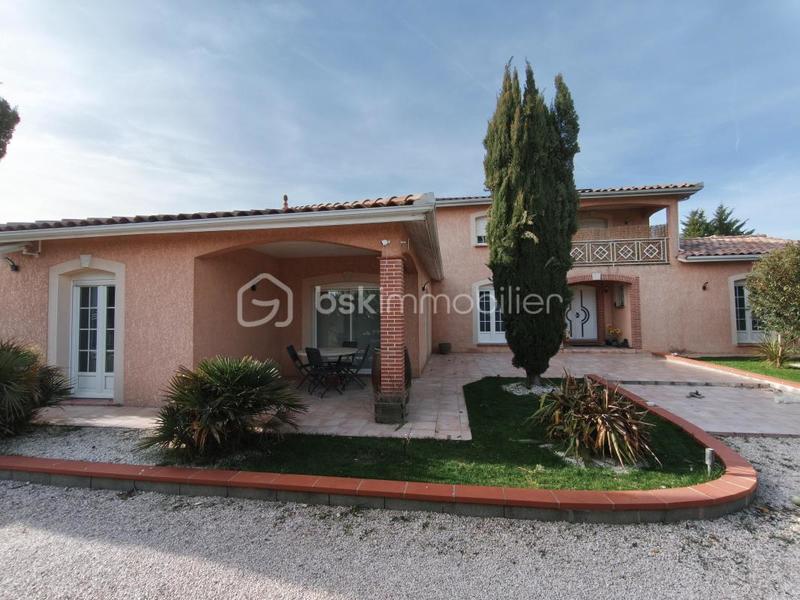 Demeure - 245 m² - 9 pièces