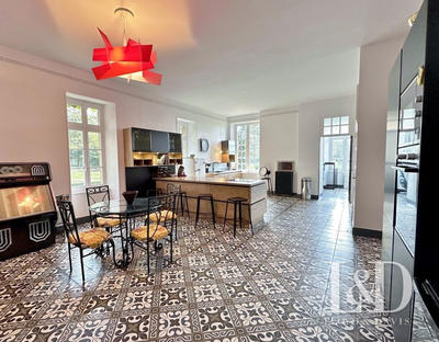 Maison - 660 m² - 25 pièces