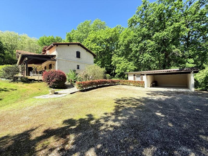 Maison - 220 m² - 8 pièces