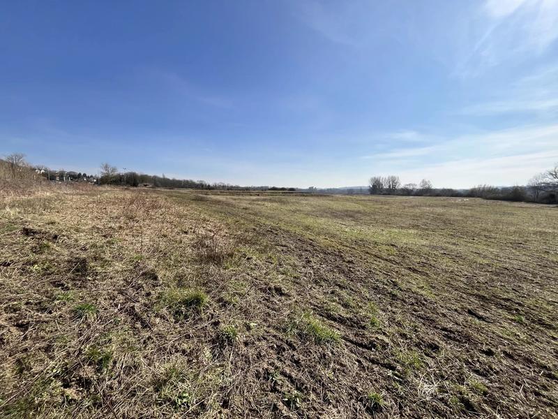 Terrain - 49 300 m²