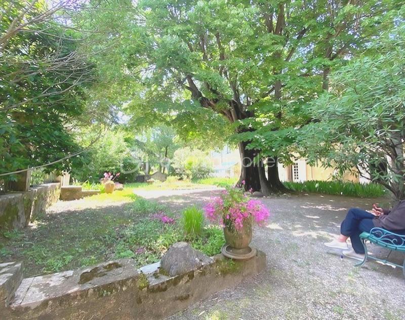 Appartement - 750 m² - 17 pièces