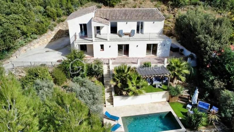 Maison traditionnelle - 172 m² - 7 pièces