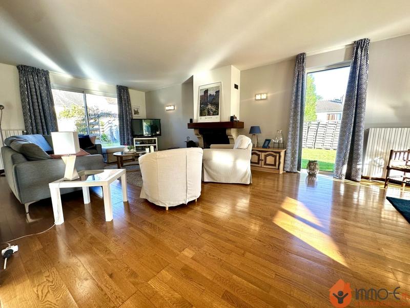 Maison - 230 m² - 8 pièces