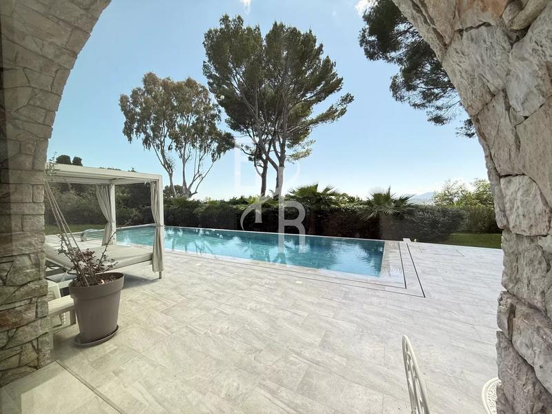 Maison - 389 m² - 8 pièces