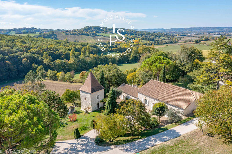 Demeure - 649 m² - 33 pièces