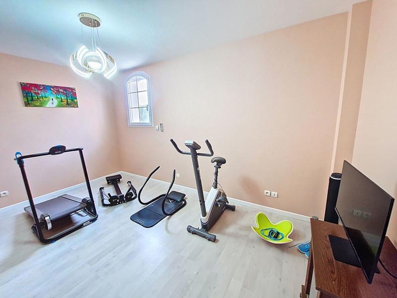 Maison - 327 m² - 9 pièces