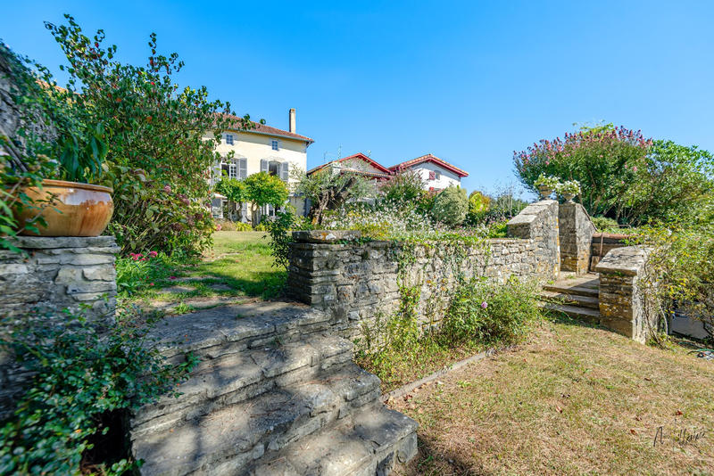 Maison - 296 m² - 7 pièces