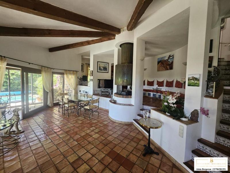 Villa - 197 m² - 8 pièces