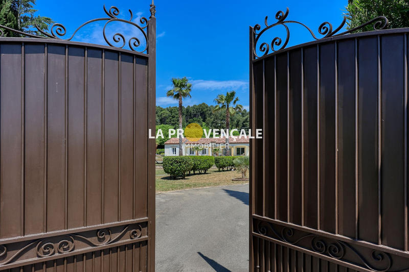 Maison - 250 m² - 6 pièces