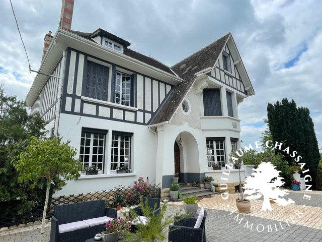 Maison traditionnelle - 336 m² - 10 pièces