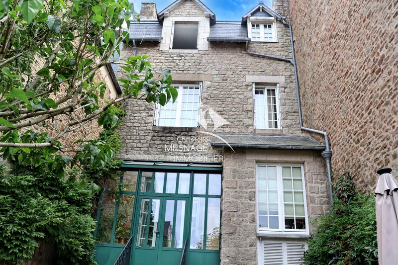 Maison - 236 m² - 8 pièces