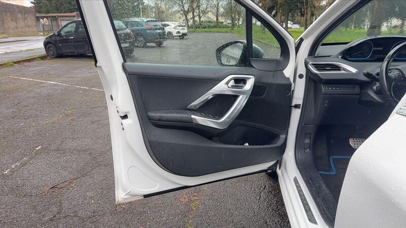 Peugeot 208 1.2 PureTech 110 Eat6 Feline