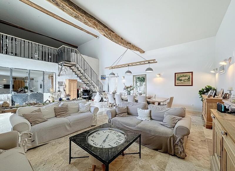 Propriété - 247 m² - 6 pièces