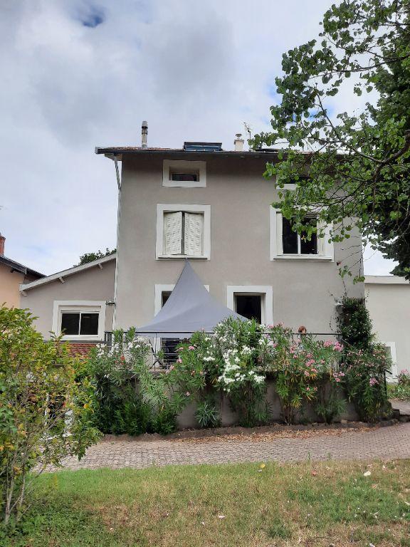Maison - 230 m² - 6 pièces