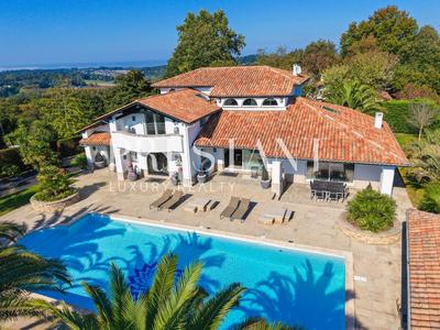 Maison - 294 m² - 9 pièces