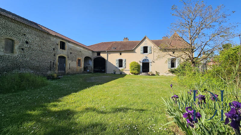 Maison - 334 m² - 6 pièces