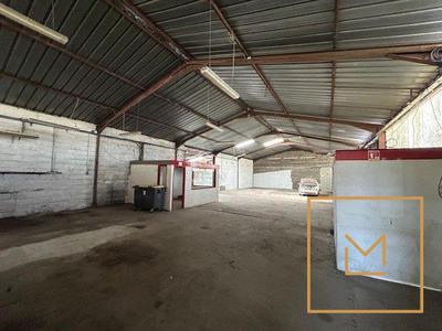 Entrepôt - 590 m²