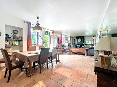 Maison - 553 m² - 15 pièces