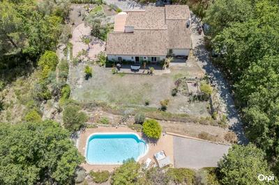 Maison - 246 m² - 7 pièces