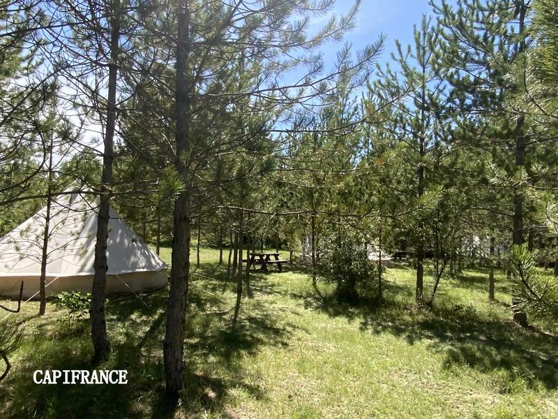 Propriété - 1 073 m² - 37 pièces