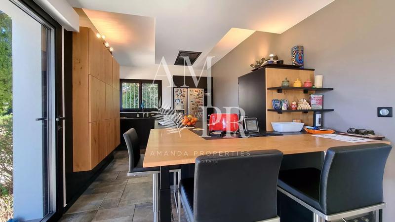 Villa - 300 m² - 7 pièces