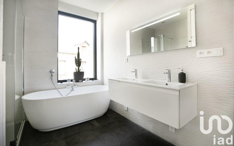 Maison - 247 m² - 8 pièces