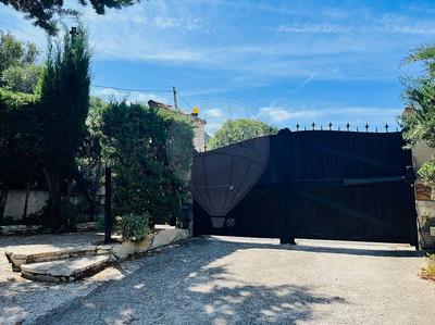 Propriété - 213 m² - 9 pièces