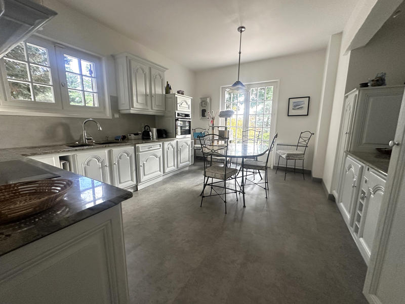 Maison - 240 m² - 10 pièces