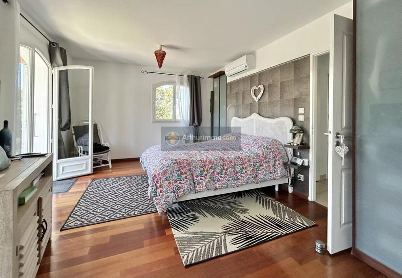 Maison - 220 m² - 6 pièces