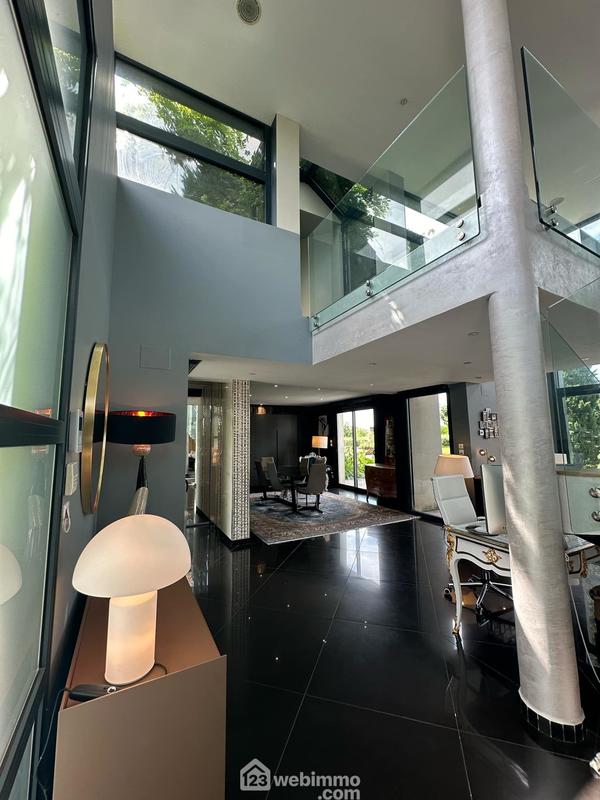 Maison - 730 m² - 10 pièces