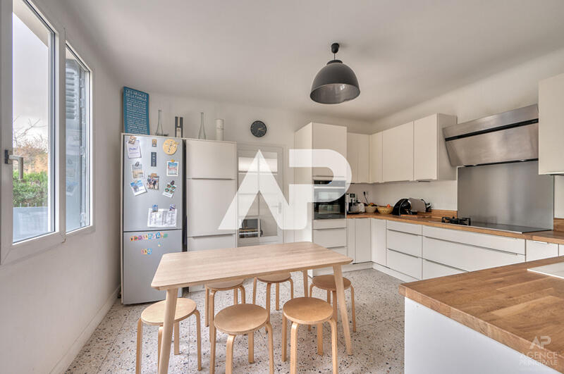 Maison - 206 m² - 10 pièces