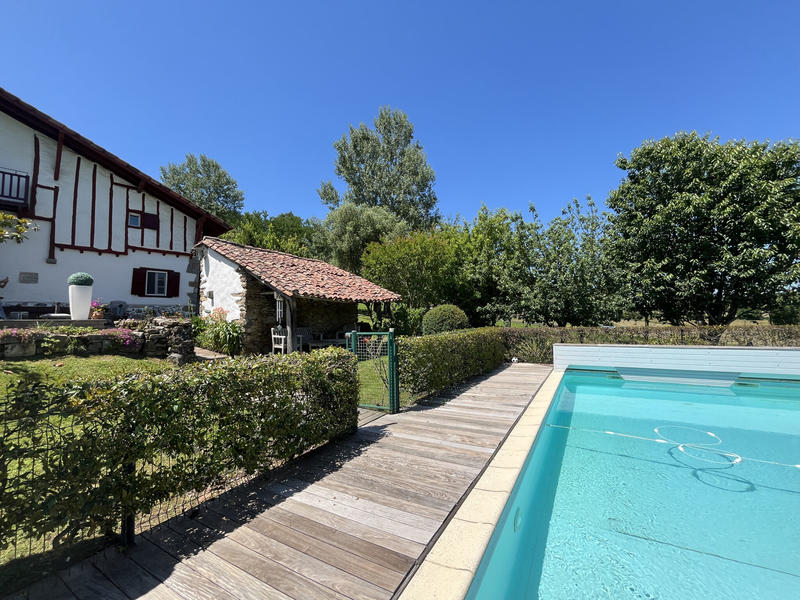 Maison - 325 m² - 11 pièces