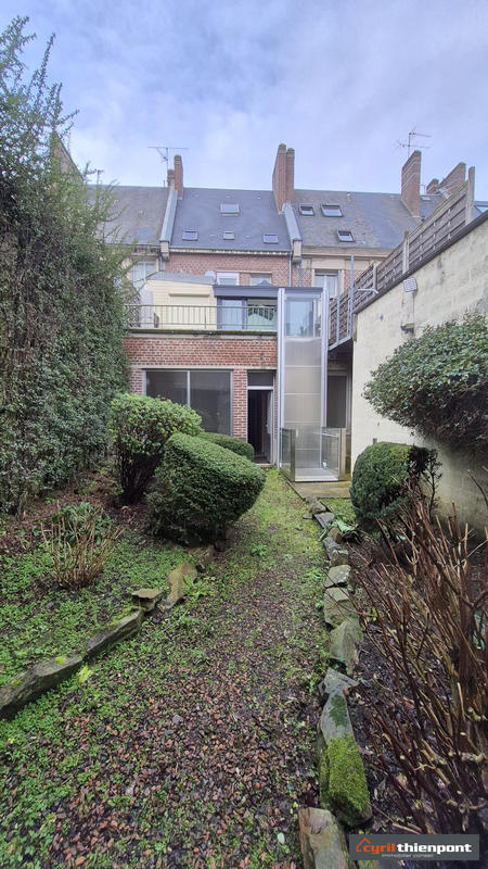 Maison - 300 m² - 13 pièces