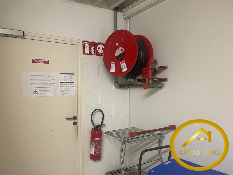 Local commercial - 608 m²