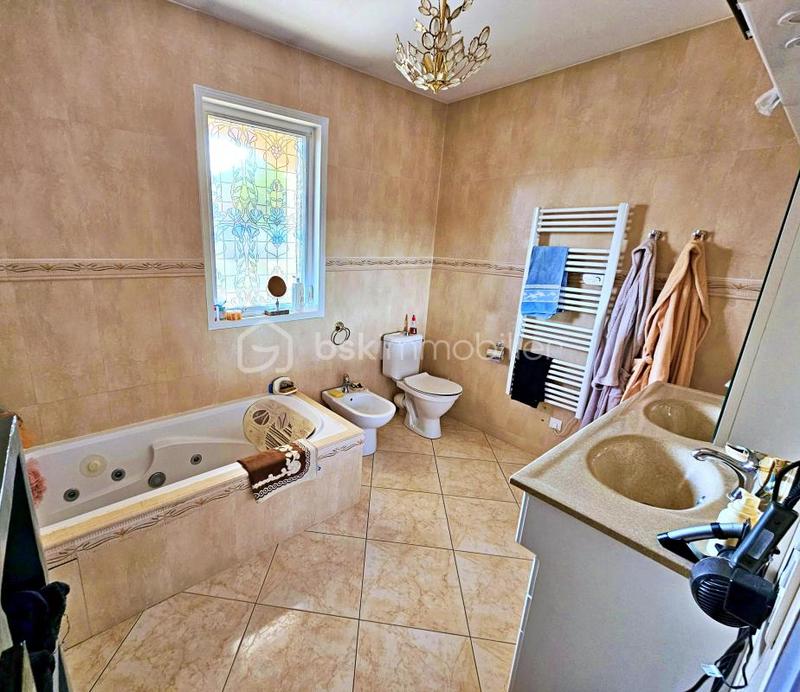 Maison traditionnelle - 230 m² - 7 pièces