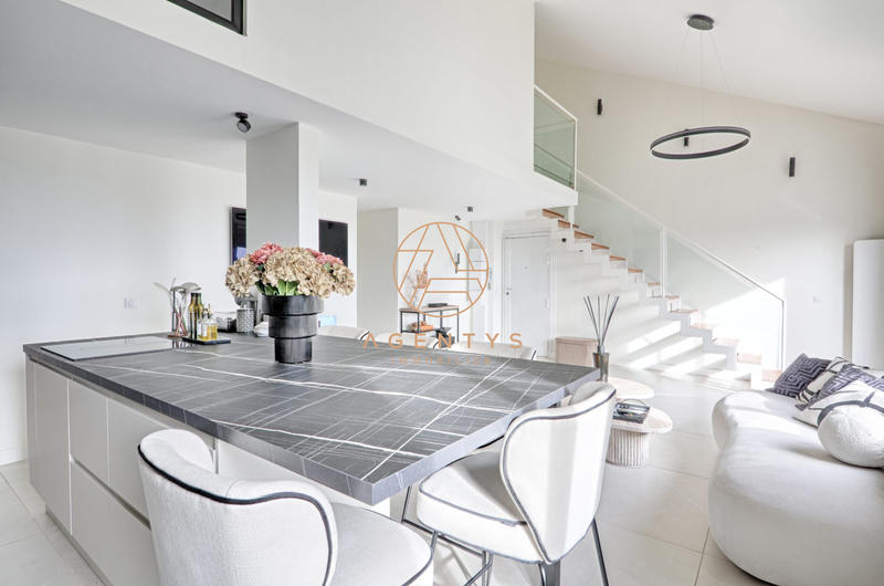 Appartement - 99 m² - 5 pièces