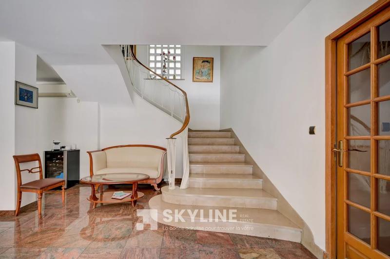 Villa - 285 m² - 9 pièces